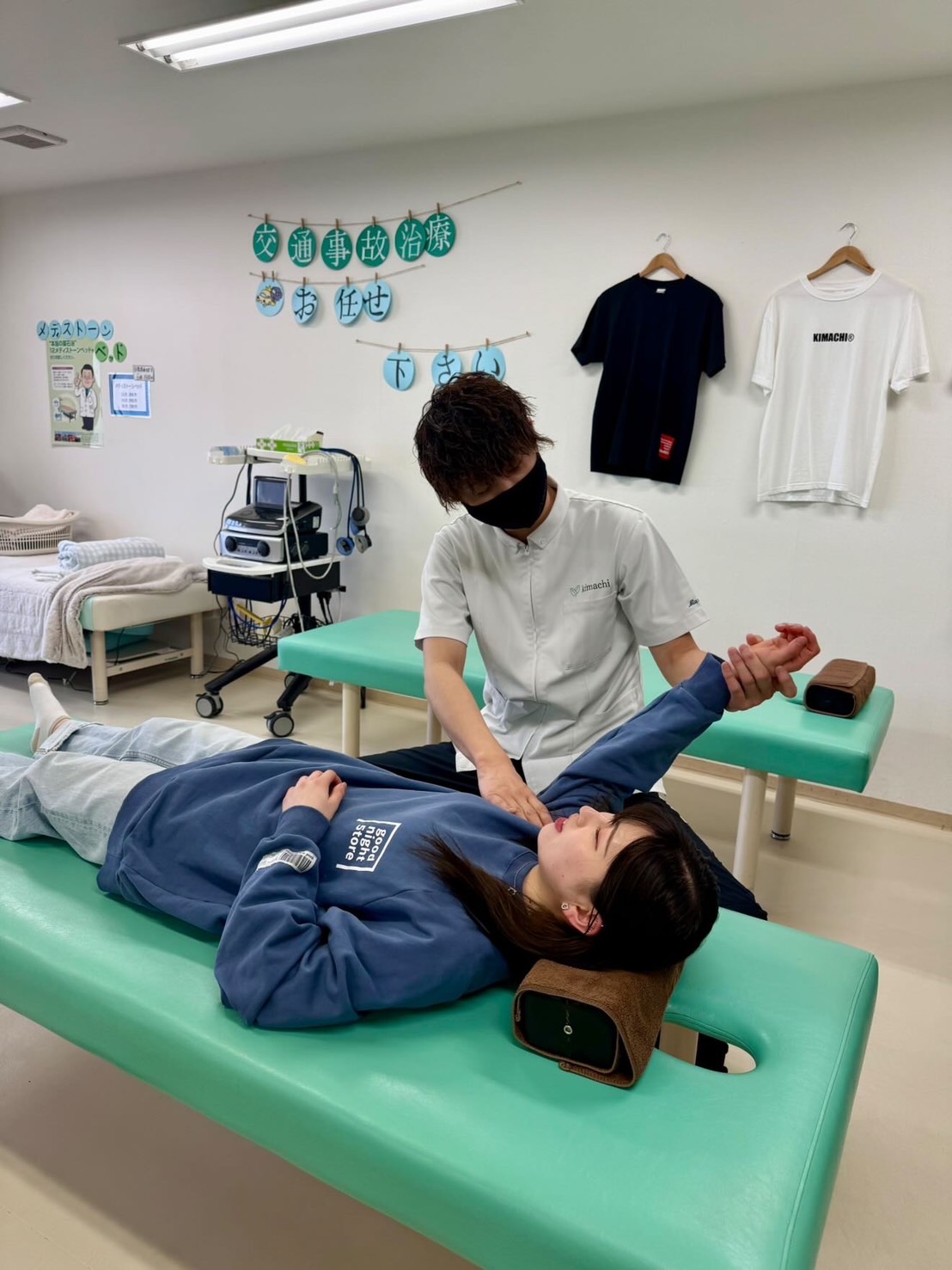 施術をするはせくら喜まち整骨院